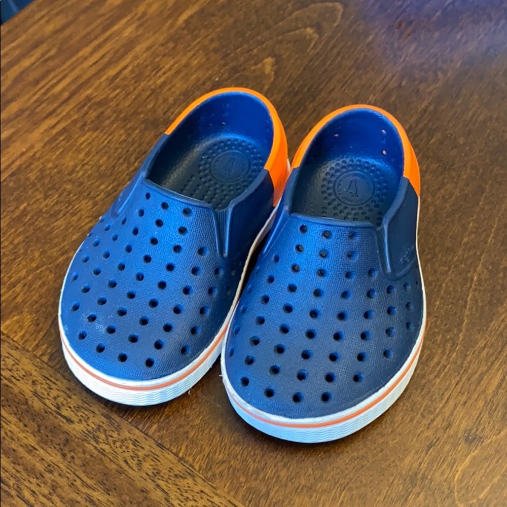 Native toddler/baby size 5. Only worn a few times